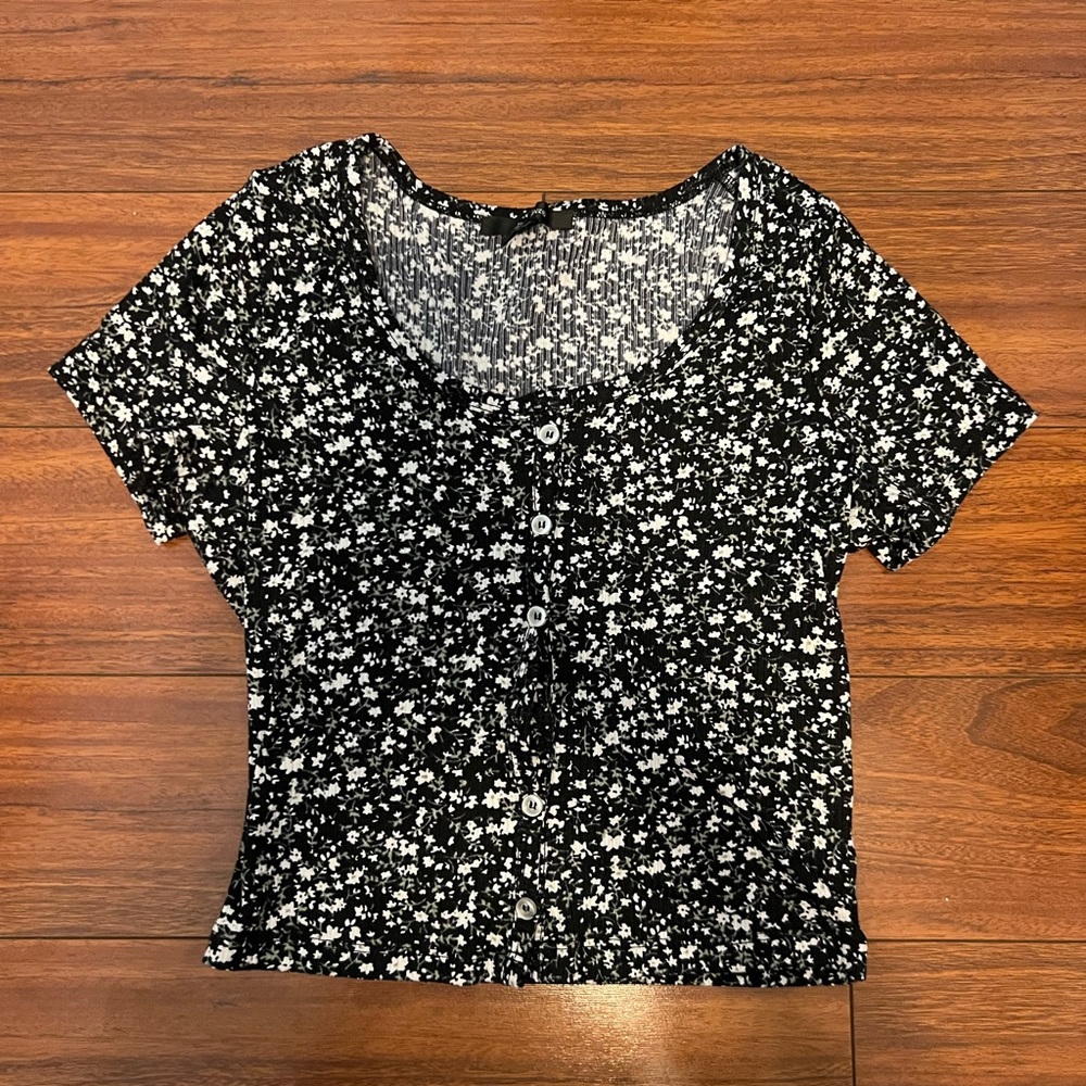 black and white floral top